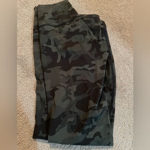 Lululemon camo leggings size 6